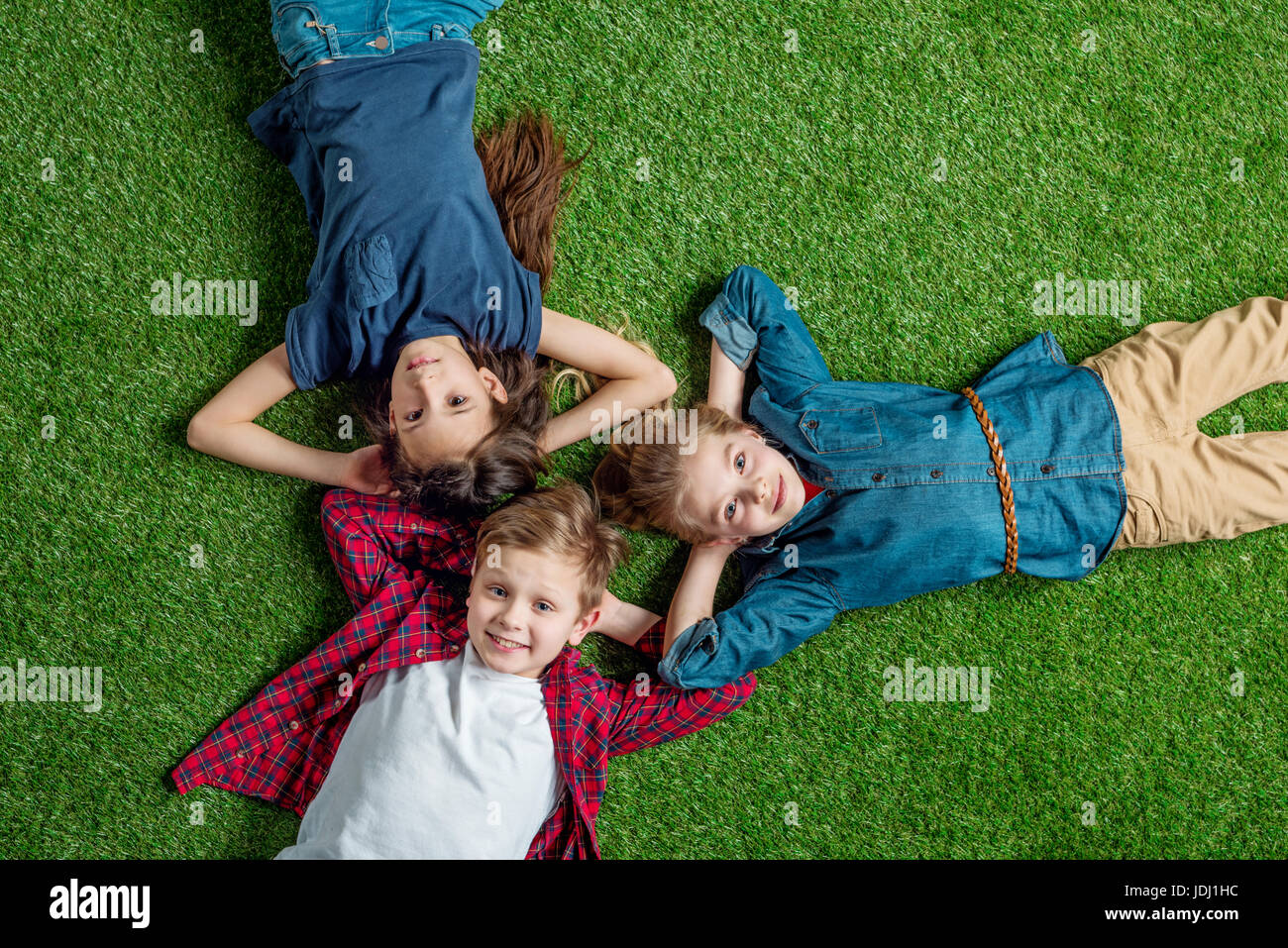 Kids lawn grass hi-res stock photography and images - Alamy