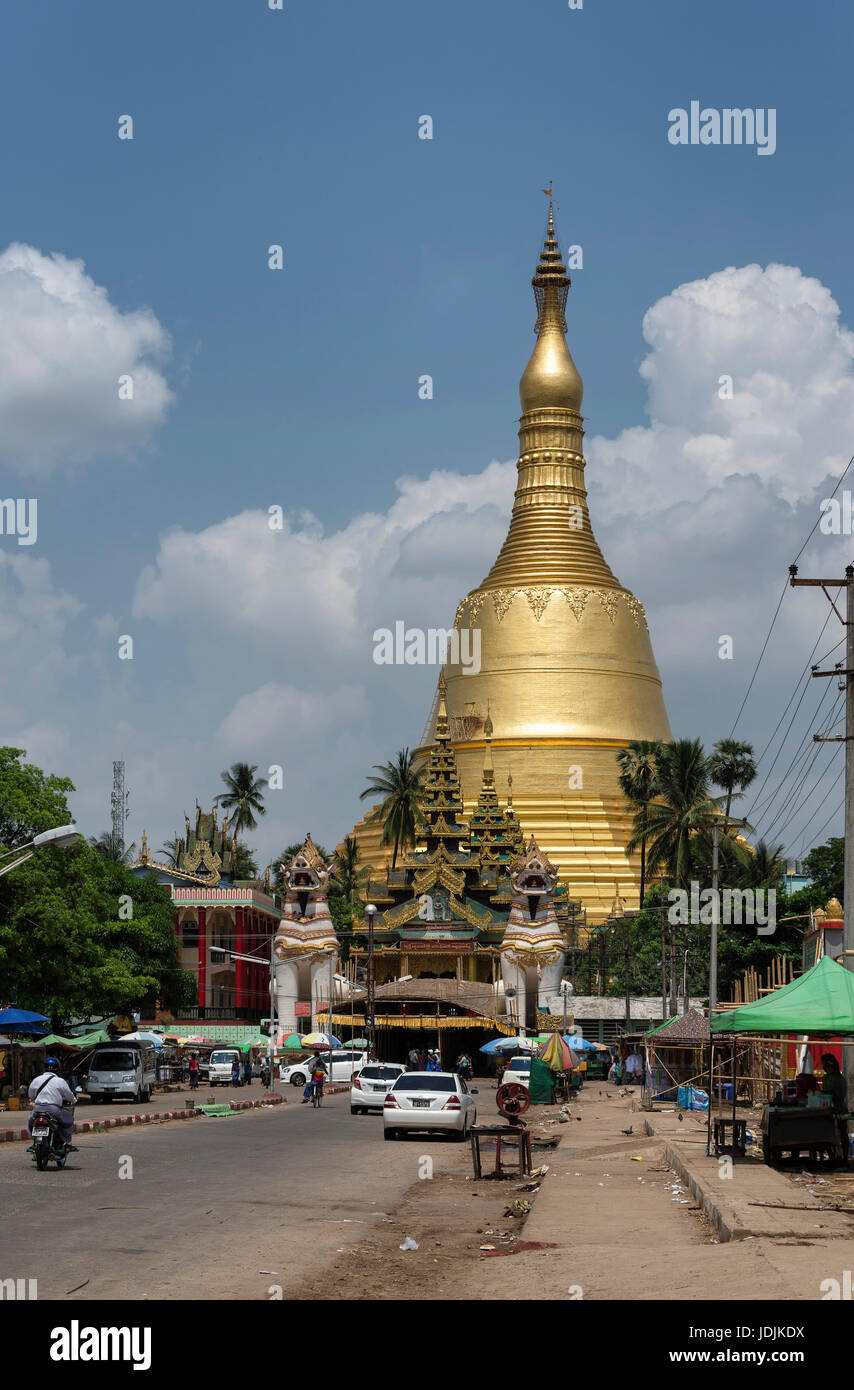 Shwemawdaw Pagoda is a stupa located in Bago, Myanmar. At 114 metres (374 ft) in height Stock Photo