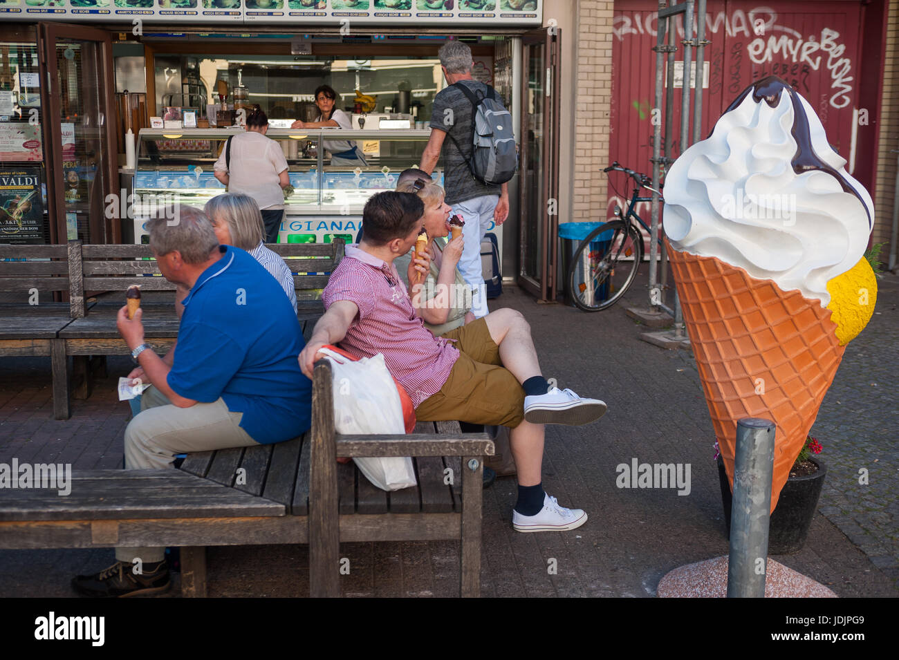 27.05.2017, Berlin, Germany, Europe People sit in front of an ice