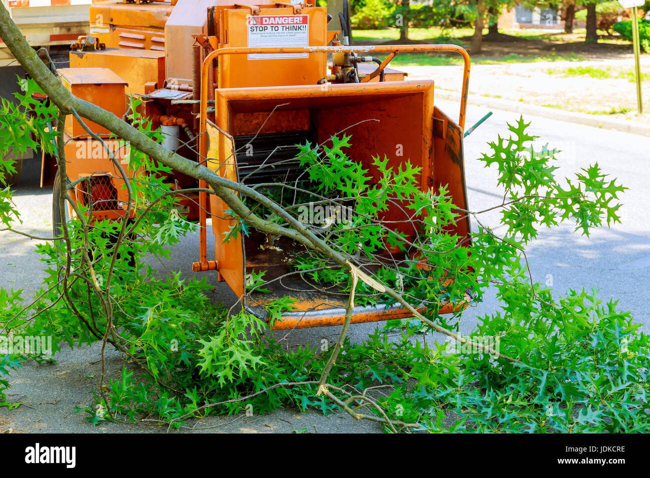 Tree Trimming Truck Stock Photos & Tree Trimming Truck Stock Images - Alamy