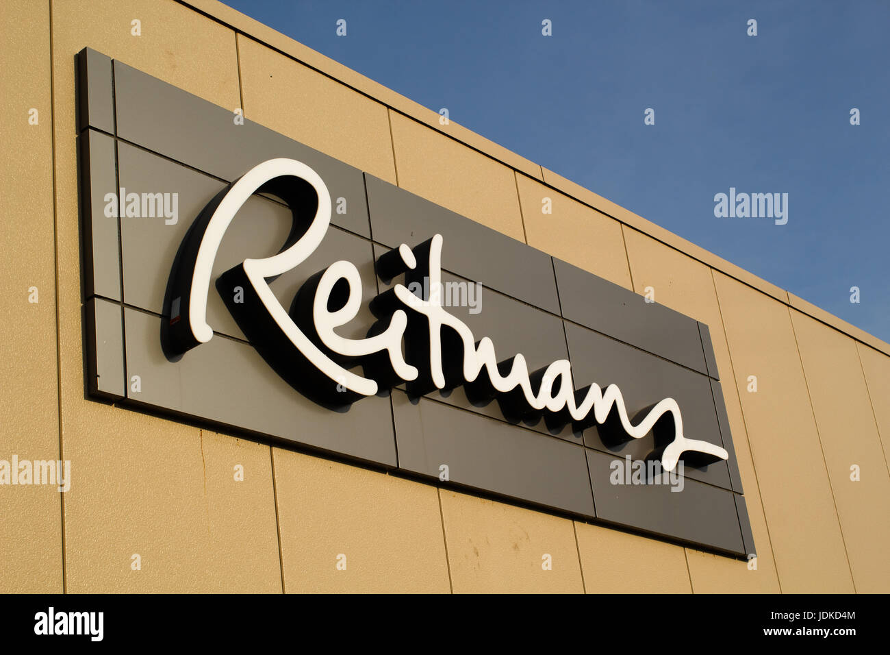 Reitmans clothing store hi-res stock photography and images - Alamy