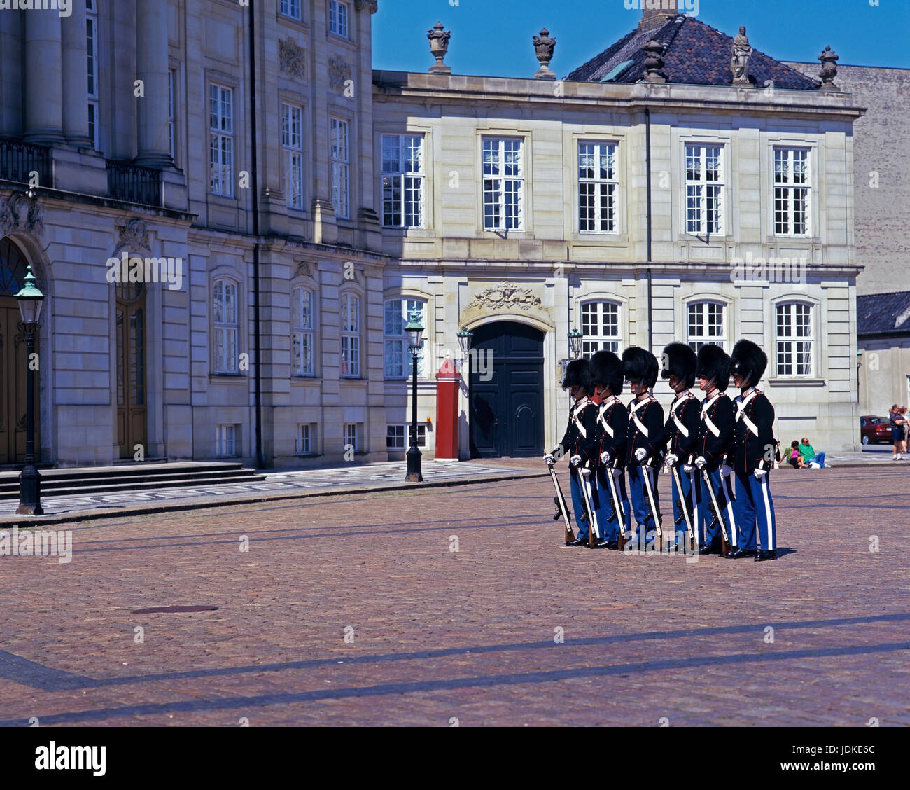 denmark-copenhagen-castle-amalienburg-changing-of-the-guard