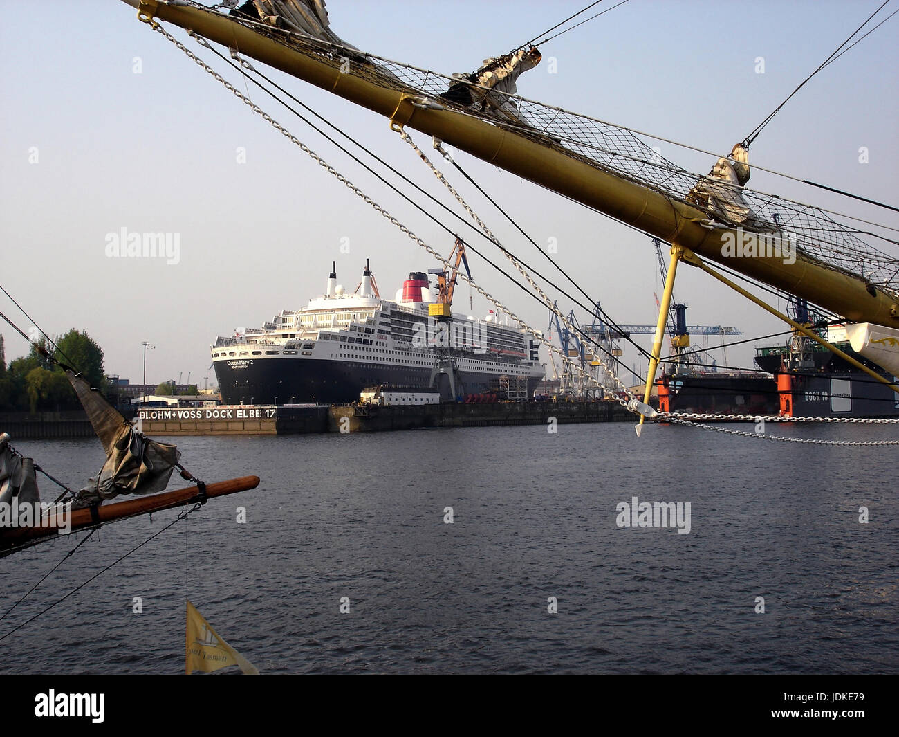 Germany, Hamburg, harbour, passenger liner queen Mary 2 in the dock, Deutschland, Hafen, Passagierschiff Queen Mary 2 im Dock Stock Photo