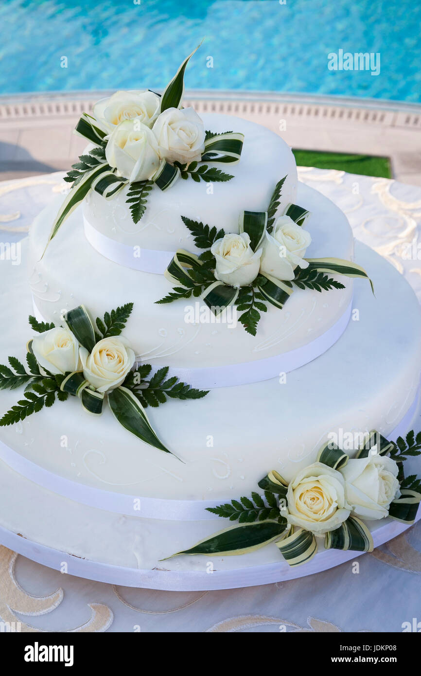 wedding cake with withe roses and leaves Stock Photo - Alamy