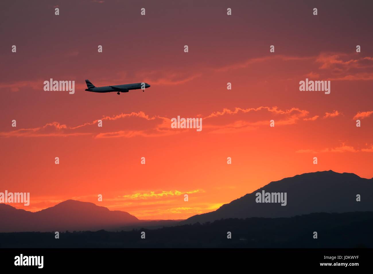 Paisley, Scotland, UK. 20th, June, 2017. The setting sun glowed orange as a British Airways jet made its final approach to Glasgow international airport. Stock Photo