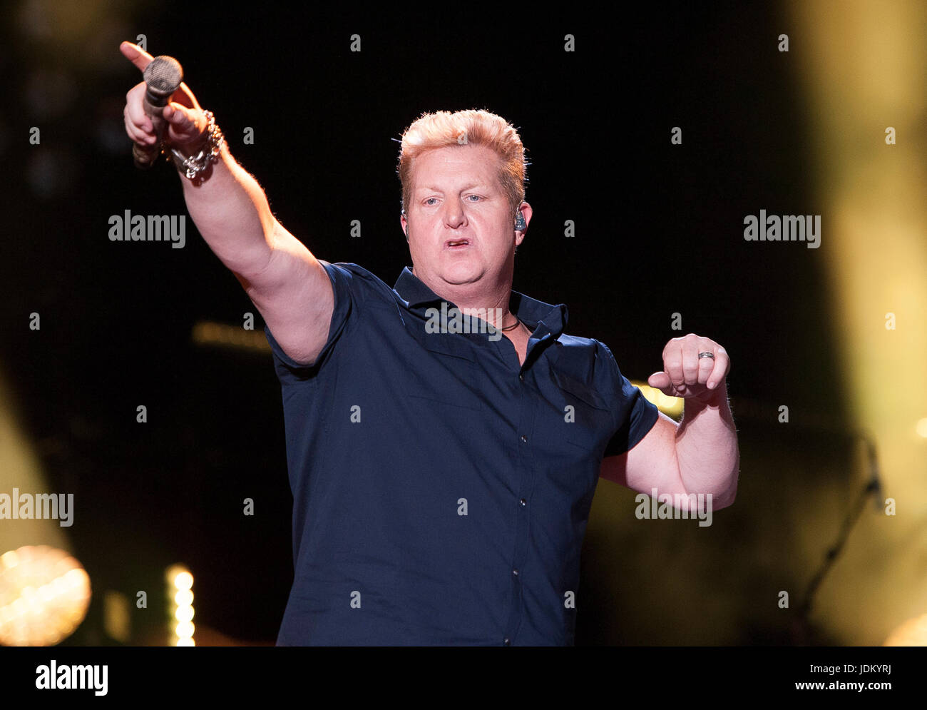 Rascal flatts fans hi-res stock photography and images - Alamy
