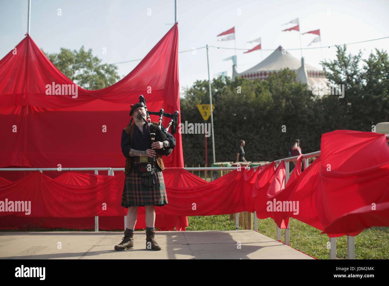 Somerset, UK. 21st June, 2017. A man playing the bagpipes on Day 1 of the 2017 Glastonbury Festival at Worthy Farm in Somerset. Photo date: Wednesday, June 21, 2017. Photo credit should read. Credit: Roger Garfield/Alamy Live News Stock Photo