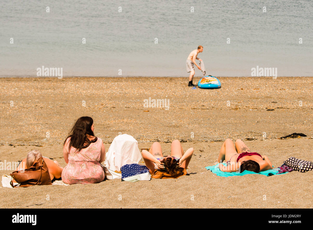 Aberystwyth Wales UK, Wednesday  21 June 2017  UK Weather:People on the beach in Aberystwyth making the most of what is expected to be the last day of the current period of hot and sultry weather as the mini heat-wave continues today  over the British Isles.    The Met Office has warned of heavy rain and thunderstorms with the chance of localized flooding affecting much of the UK in the next 24 hours as the weather system starts to break down after many days of record hight temperatures  ©keith morris / Alamy Live News Stock Photo