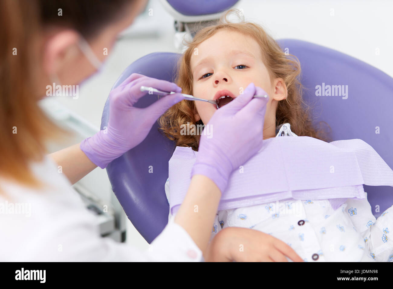 Pediatric dentist with patient Stock Photo Alamy