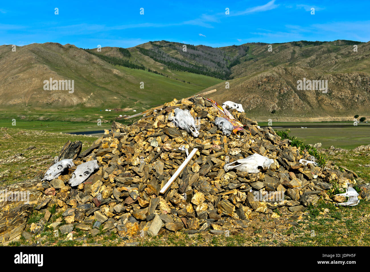 Ovoo, sacred place and prayer place, chambered cairn with animal skulls, Orchon Valley, Mongolia Stock Photo