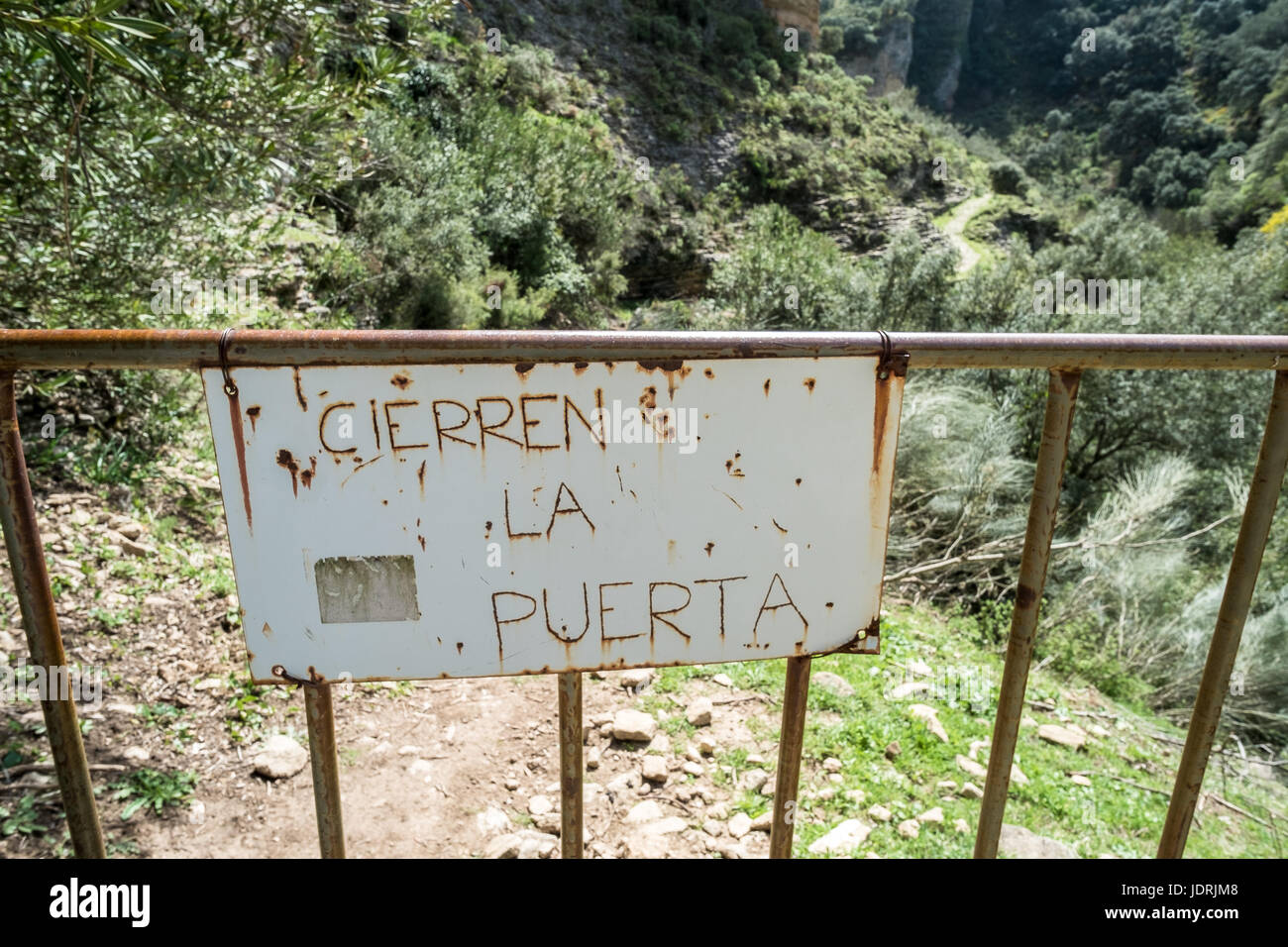 Country sign to cierren la puerta, shut the gate, in rural Ronda, Andalucia, Spain Stock Photo