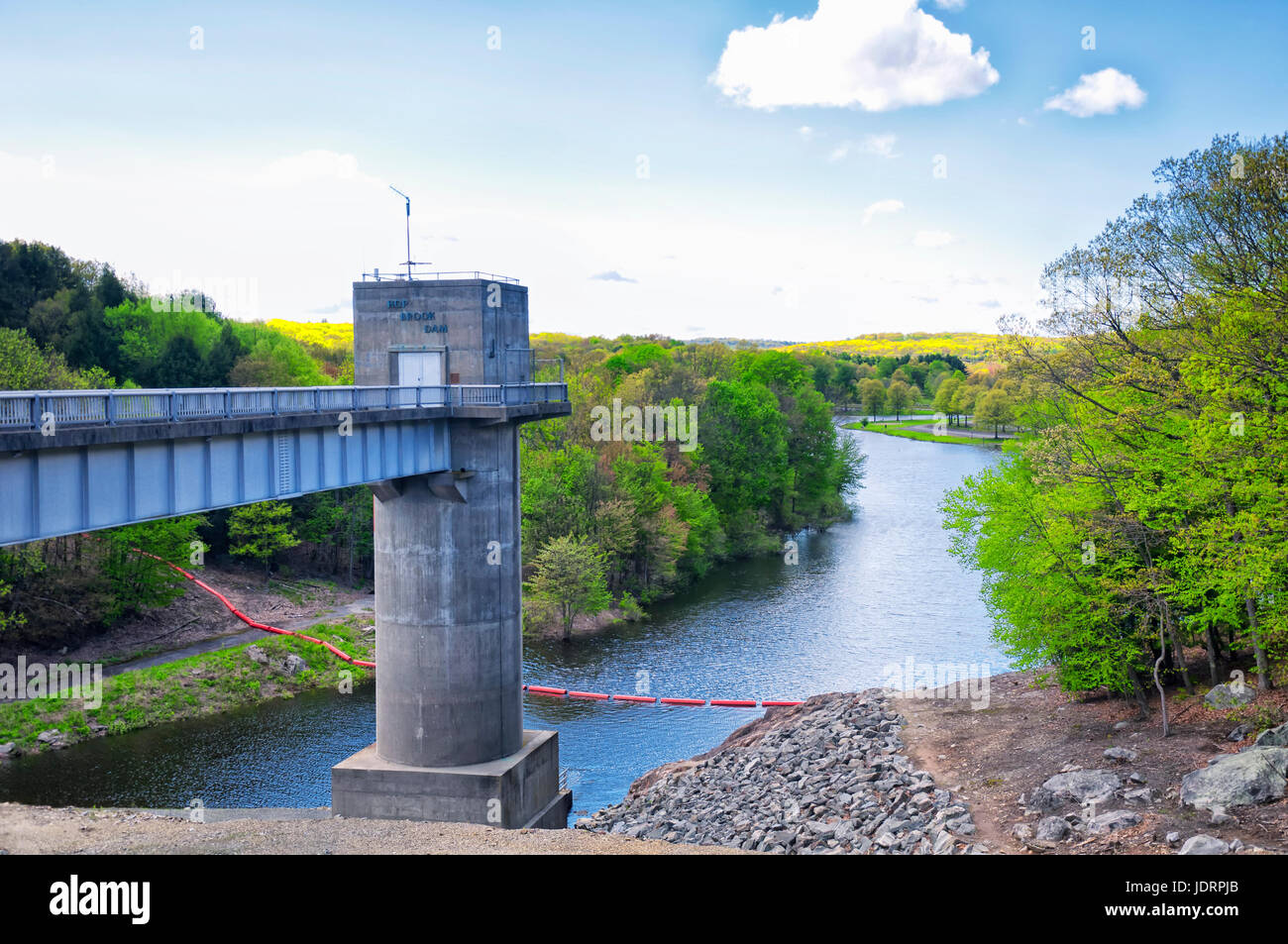 The lake side of Hop Brook Dam in Naugatuck connecticut on a sunny blue sky day. Stock Photo