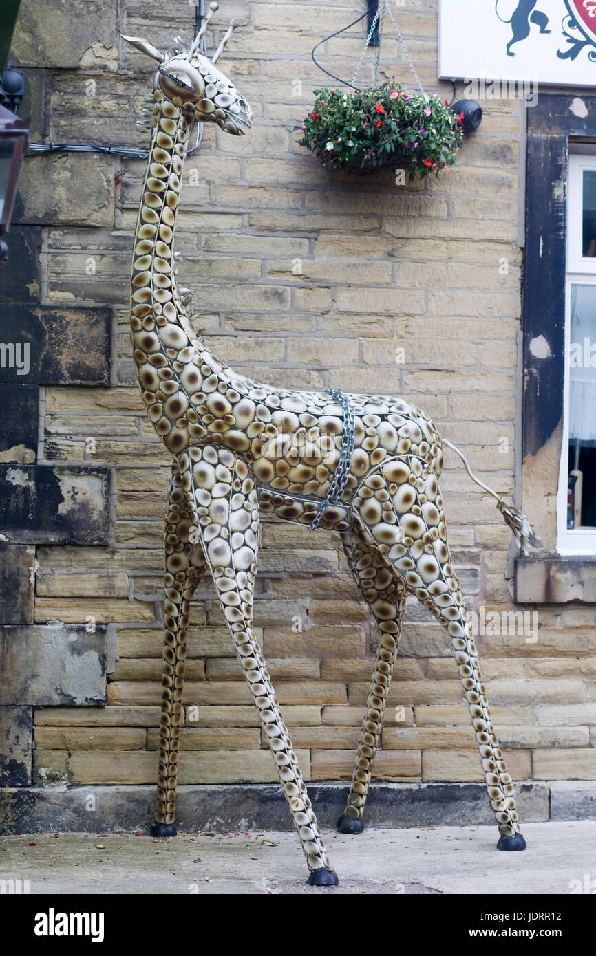 Garden ornaments, giant Metal Giraffe sculpture Stock Photo - Alamy