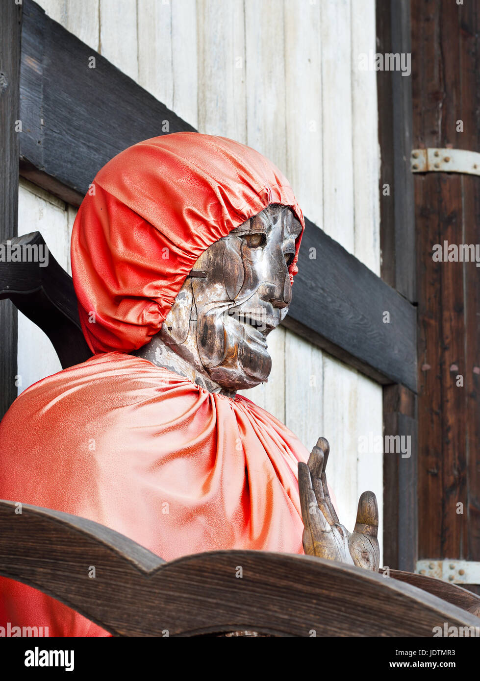 The old wooden Jizo statue in front of the main hall at Todaiji