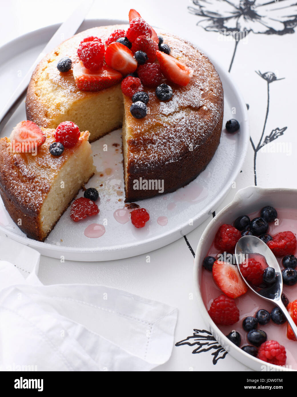 Berry topping cake hi-res stock photography and images - Alamy