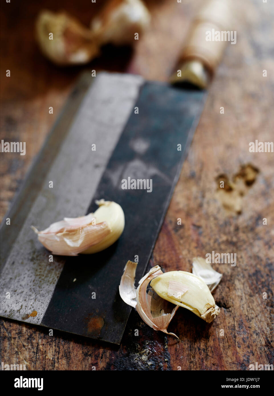Garlic cloves on butchers knife Stock Photo Alamy