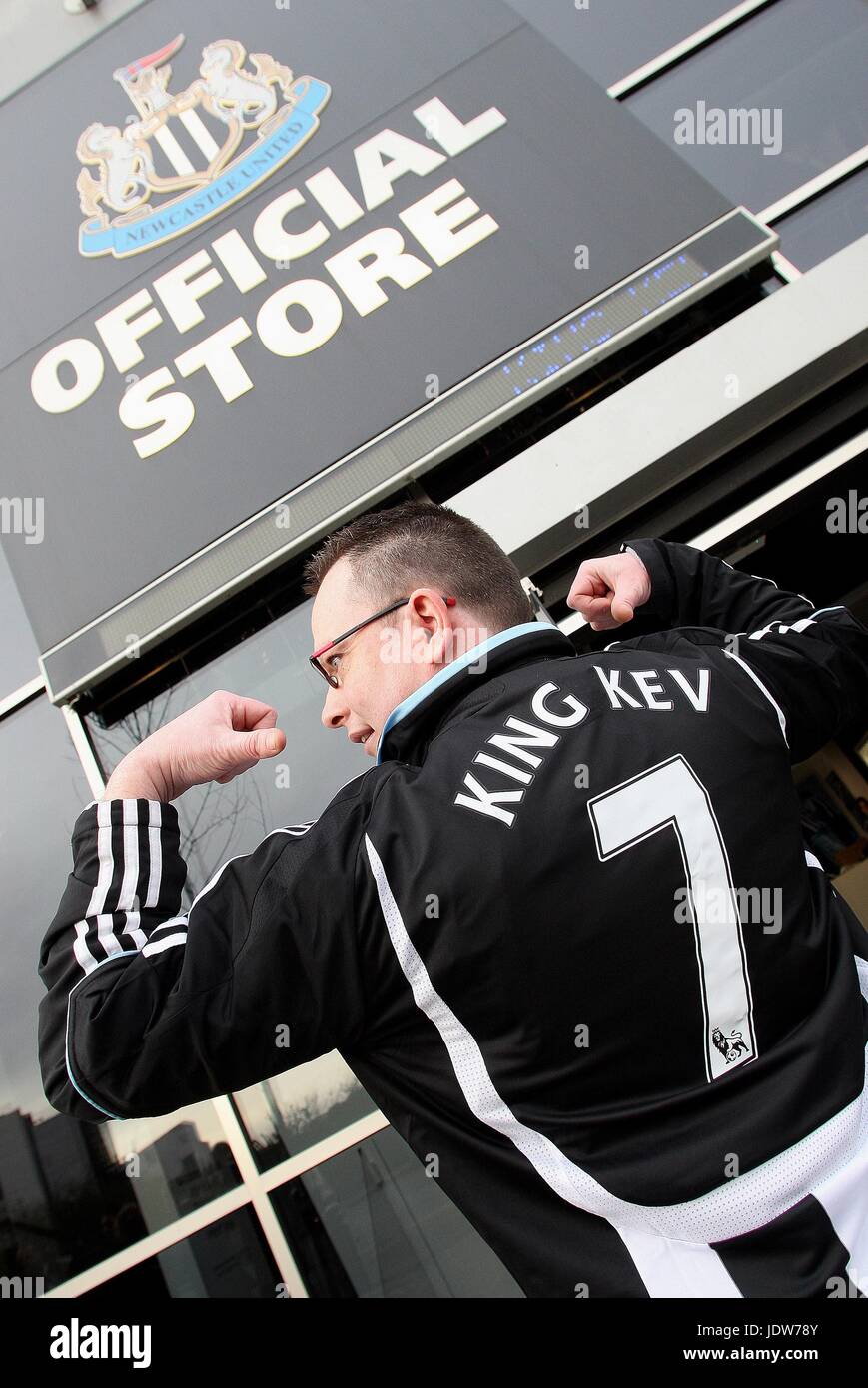 FANS BUYS HIS KING KEV SHIRT NEWCASTLE V BOLTON ST JAMES PARK NEWCASTLE ENGLAND 19 January 2008 Stock Photo