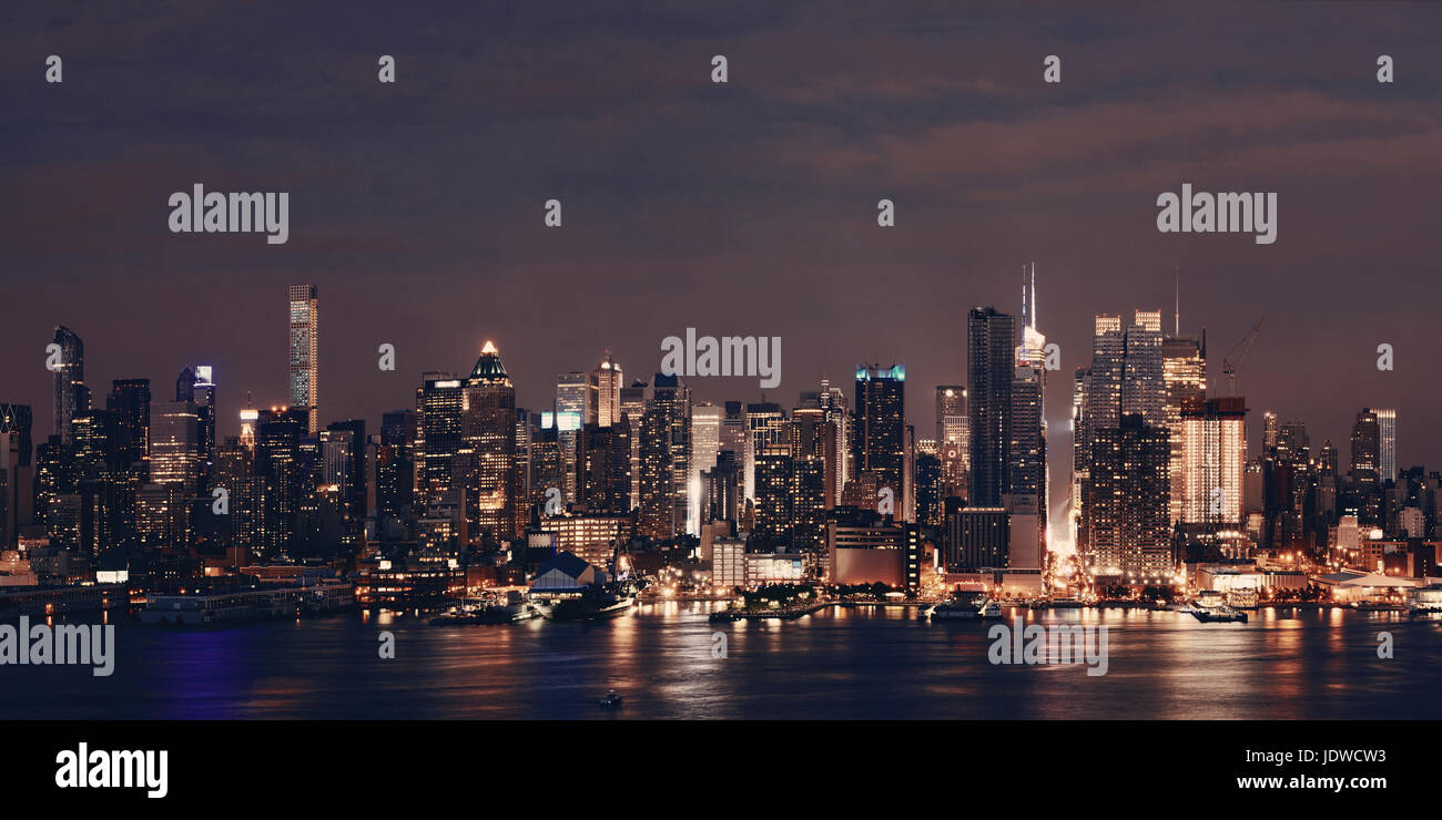 Manhattan midtown skyscrapers and New York City skyline at night ...