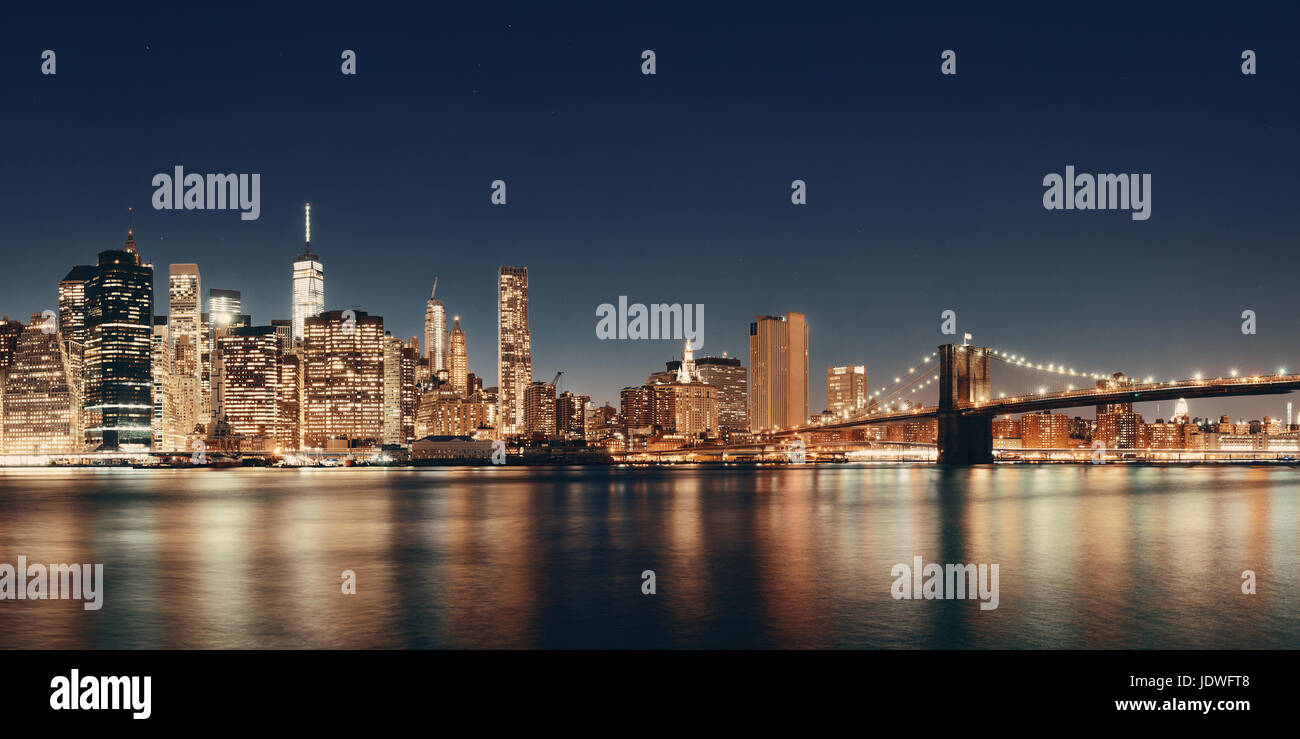 Brooklyn Bridge and downtown Manhattan skyline at night in New York ...