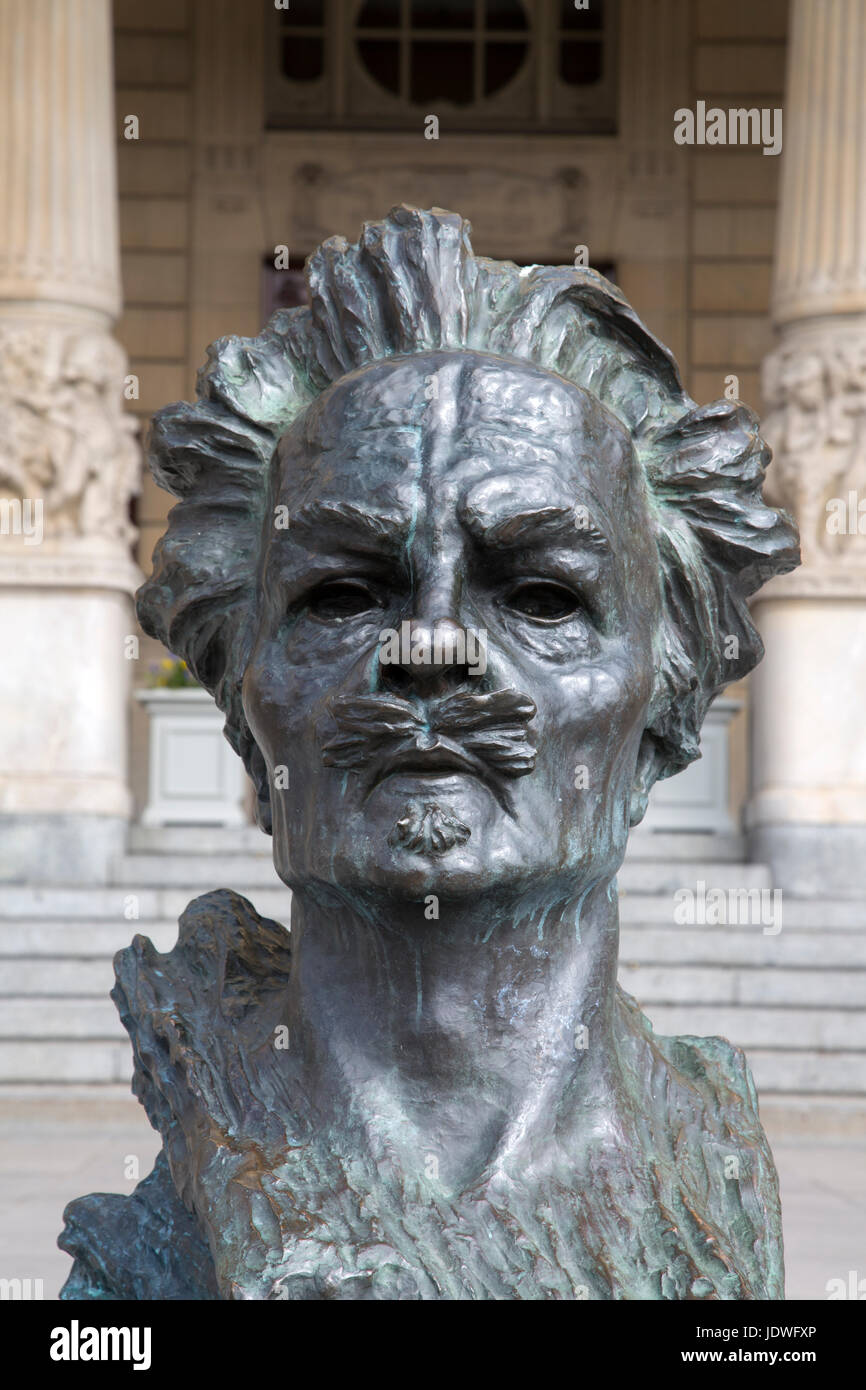 August Sprindberg Statue by Jern, Royal Dramatic Theatre - Dramaten ...