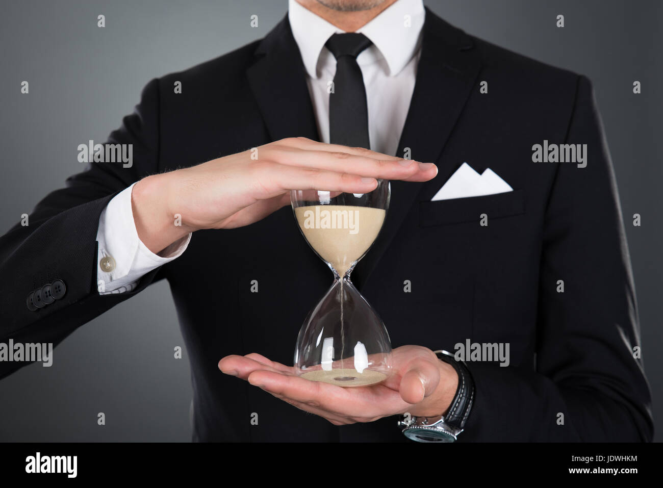 парень песочные часы. парень с песочными часами. человек с песочными часами в руках. фигуры тела у мужчин. плотное телосложение.