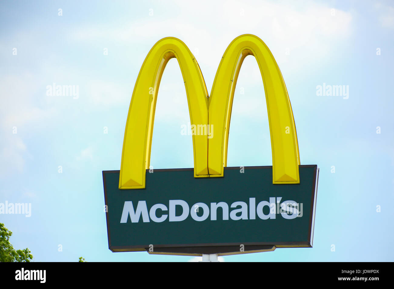 Mcdonalds logo logos m hi-res stock photography and images - Alamy