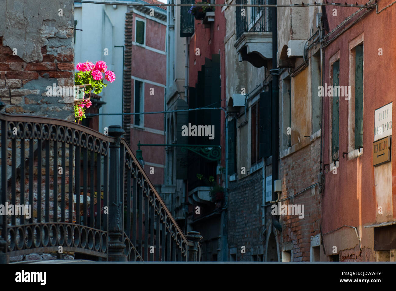 Flowers on gondola venice italy hi-res stock photography and images - Alamy