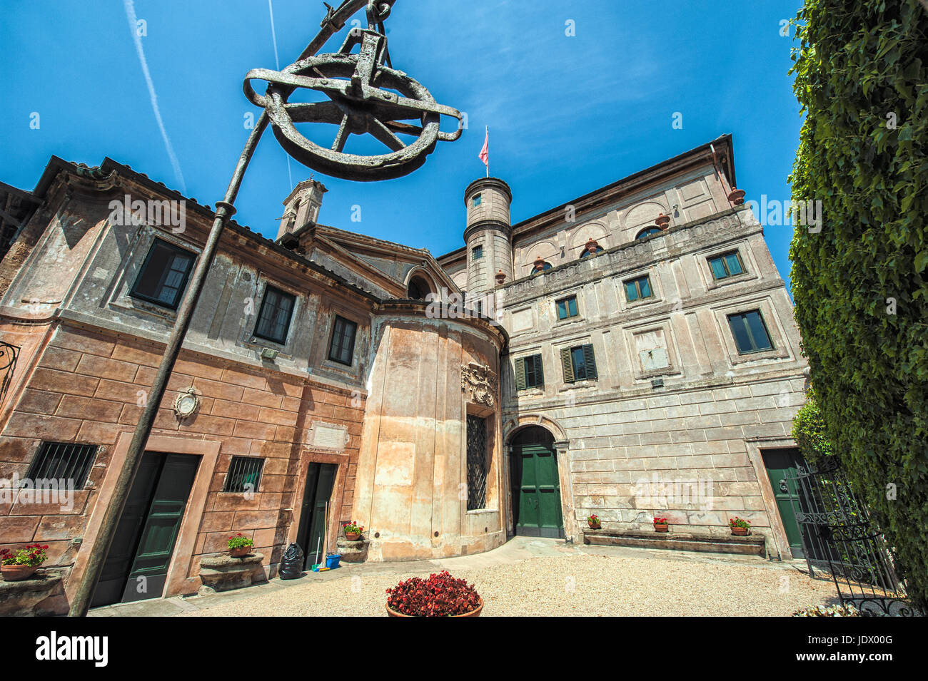 Briefely Gran priorato di Roma: the courtyard behind the Church Santa Maria del Priorato, Rome, Italy Stock Photo