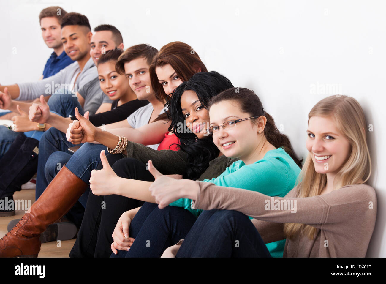 сидящие в ряд. 3 человека сидят в ряд. богачи сидят в ряд. 4 человека сидят. люди в ряд на белом фоне.