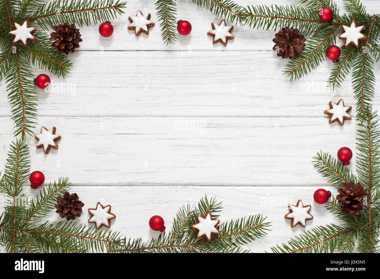 Weihnachtlicher Rahmen Aus Tannenzweigen Und Zimtsternen Stock Photo Alamy
