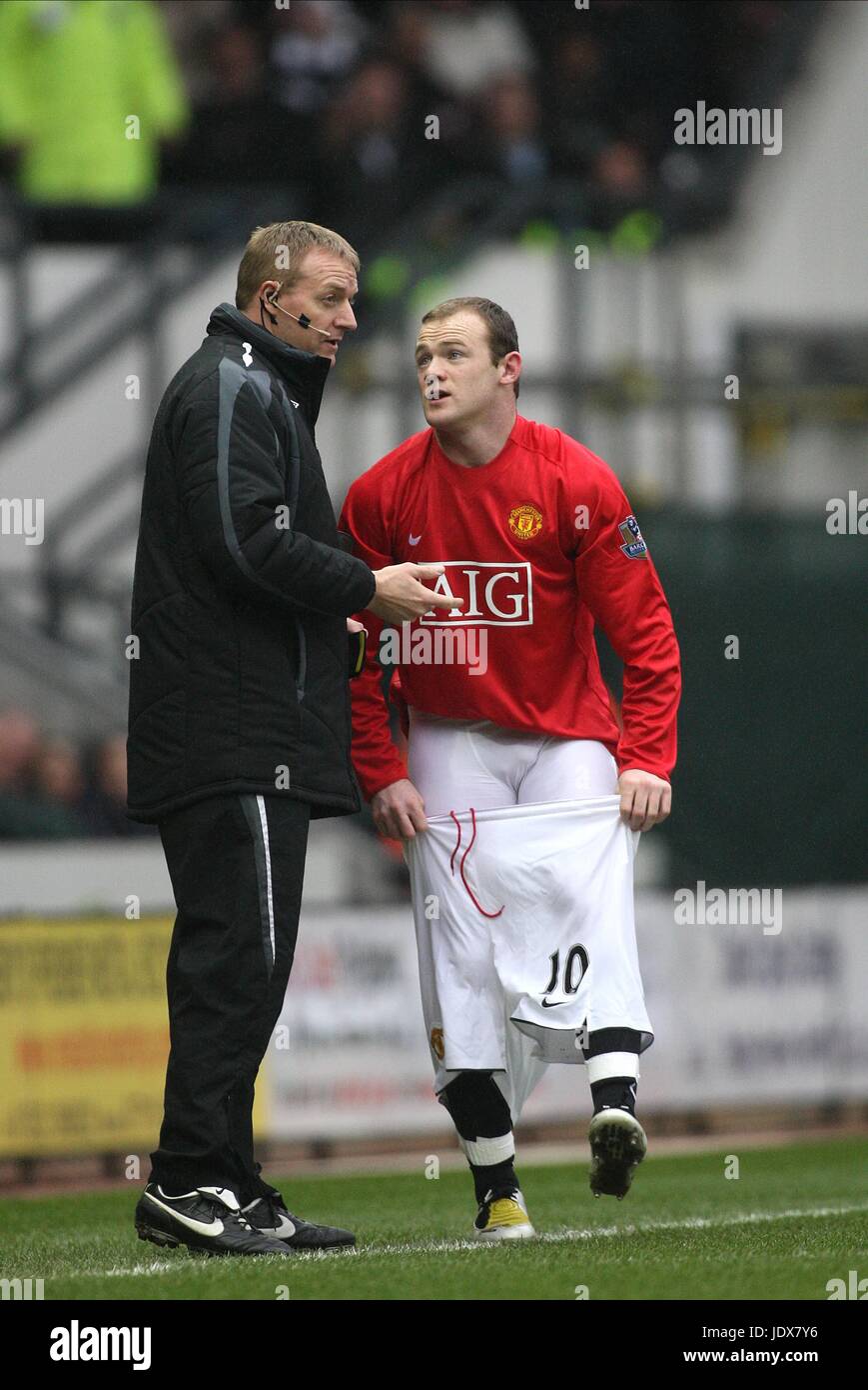 WAYNE ROONEY CHANGES HIS SHORTS, DERBY COUNTY V MANCHESTER UNITED, DERBY COUNTY V MANCHESTER UTD, 2008 Stock Photo