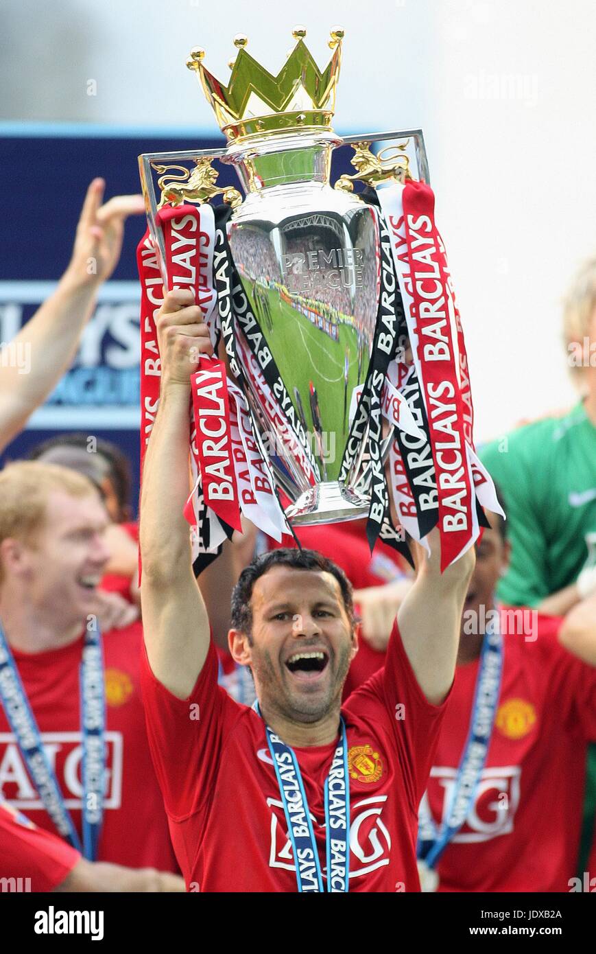 RYAN GIGGS LIFTS TROPHY PREMIER LEAGUE WINNERS 07/08 JJB STADIUM WIGAN  ENGLAND 11 May 2008 Stock Photo