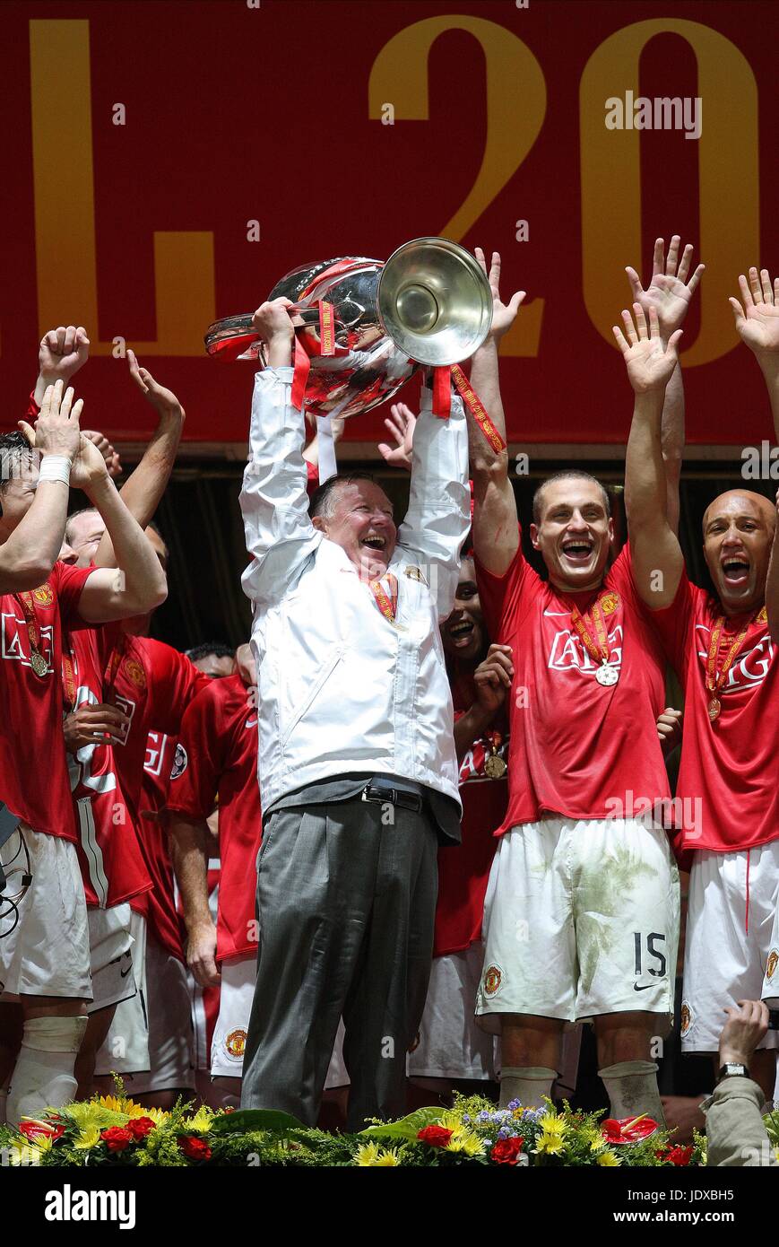 SIR ALEX FERGUSON LIFTS THE TR MANCHESTER UNITED V CHELSEA