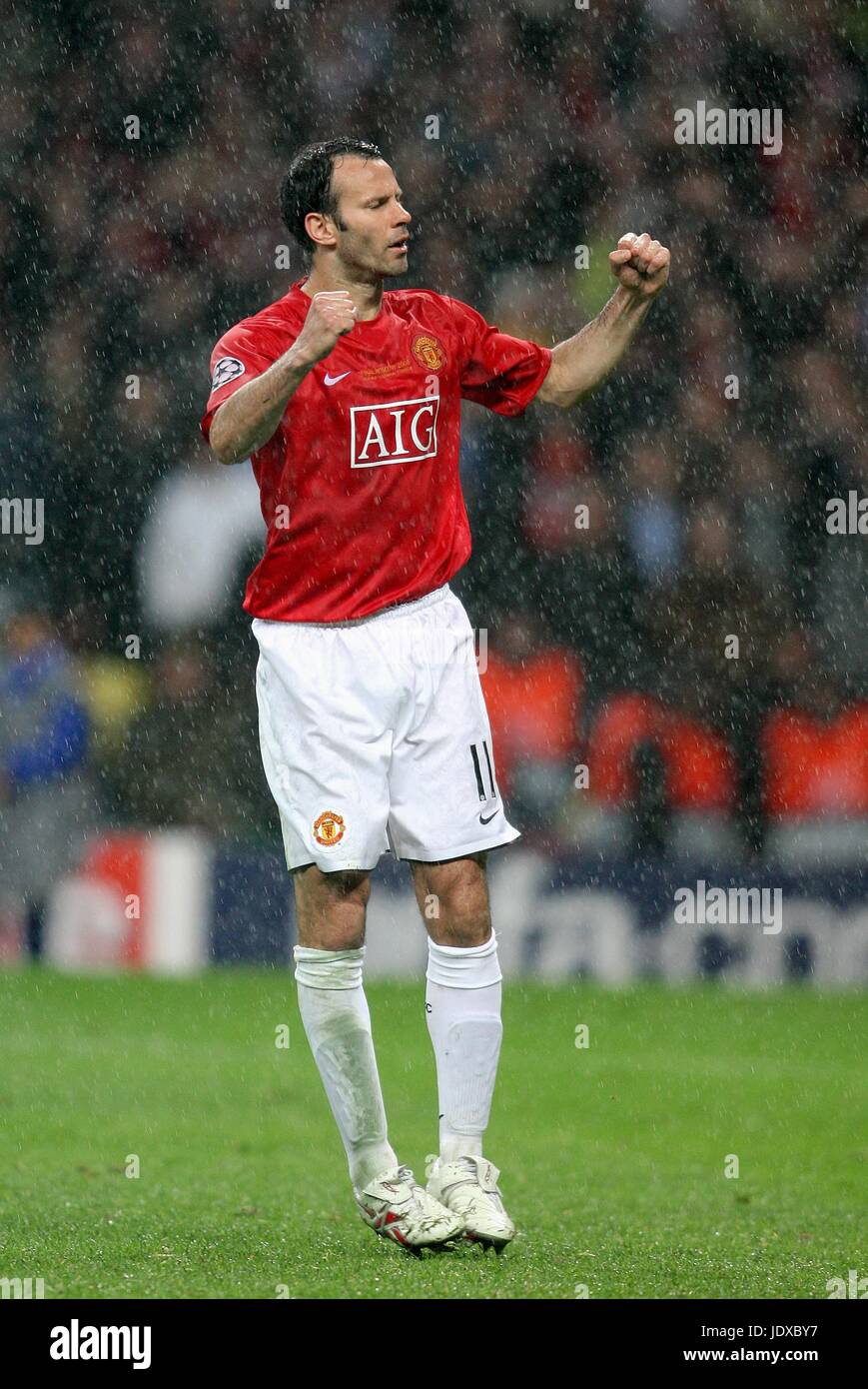 RYAN GIGGS SCORES PENALTY MANCHESTER UNITED V CHELSEA LUZHNIKI