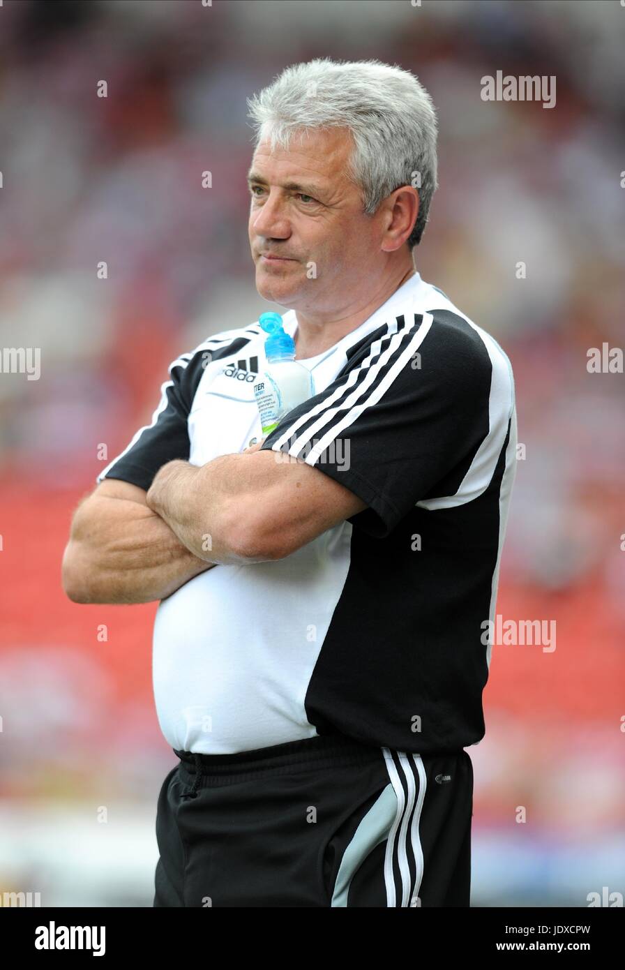 KEVIN KEEGAN NEWCASTLE UNITED FC MANAGER KEEPMOAT STADIUM DONCASTER