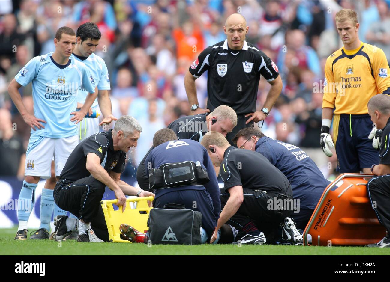 MEDICAL STAFF HELP RICHARDS MANCHESTER CITY V WEST HAM UTD CITY OF MANCHESTER STADIUM MANCHESTER