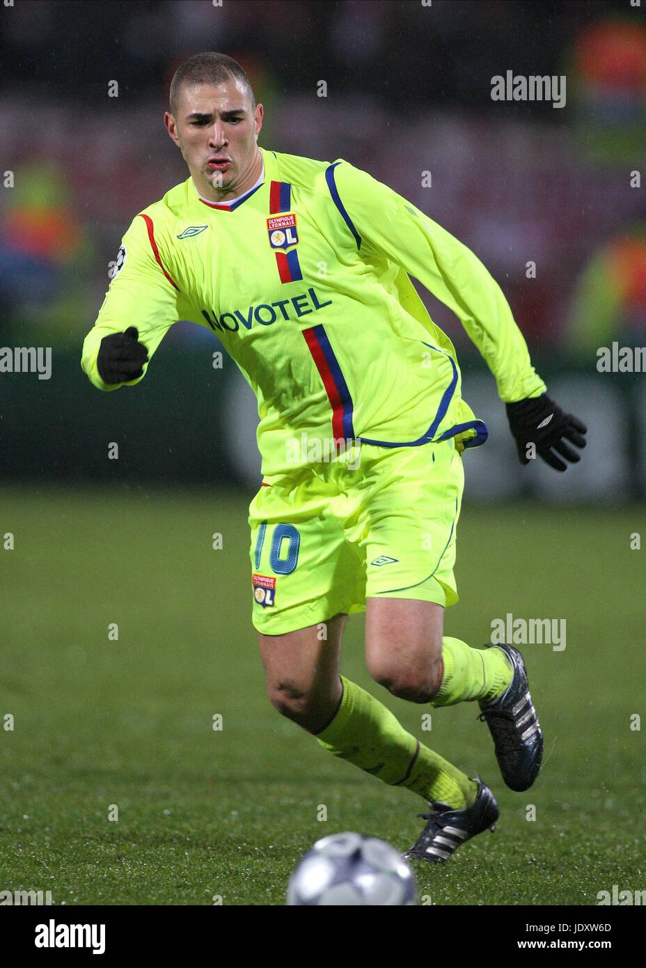 Olympique Lyonnais' Karim Benzema fires a shot past Steaua Bucuresti's  Sorin Ghionea Stock Photo - Alamy