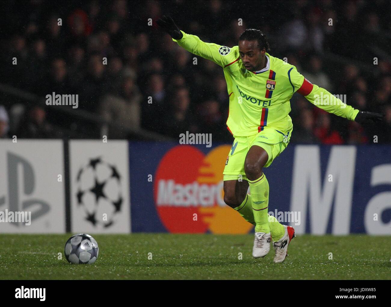 1,043 Olympique Lyonnais Sydney Govou Photos & High Res Pictures - Getty  Images