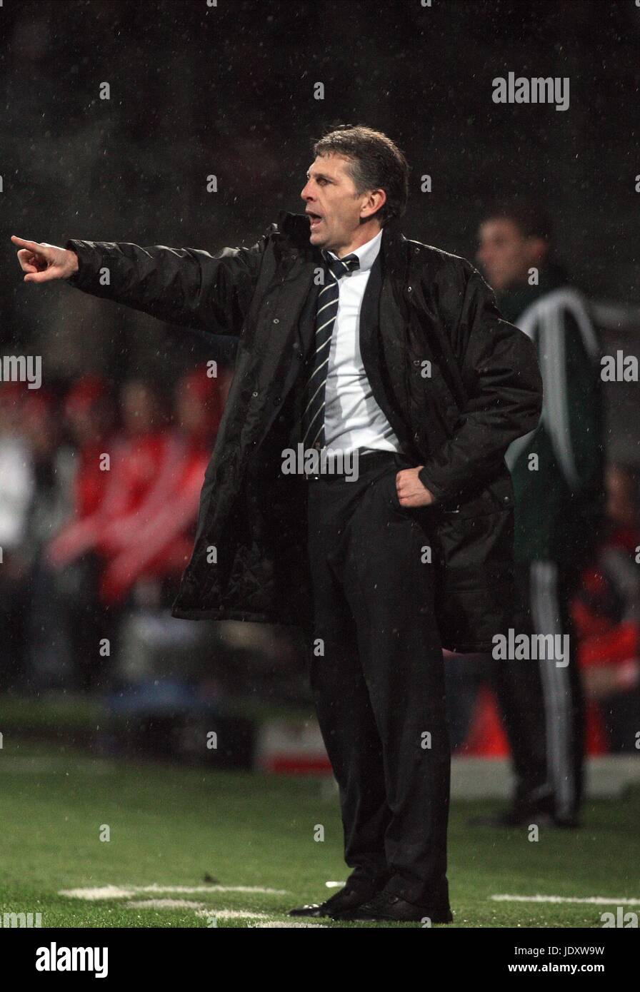 CLAUDE PUEL OLYMPIQUE LYONNAIS COACH STADE DE GERLAND LYON FRANCE 10 December 2008 Stock Photo