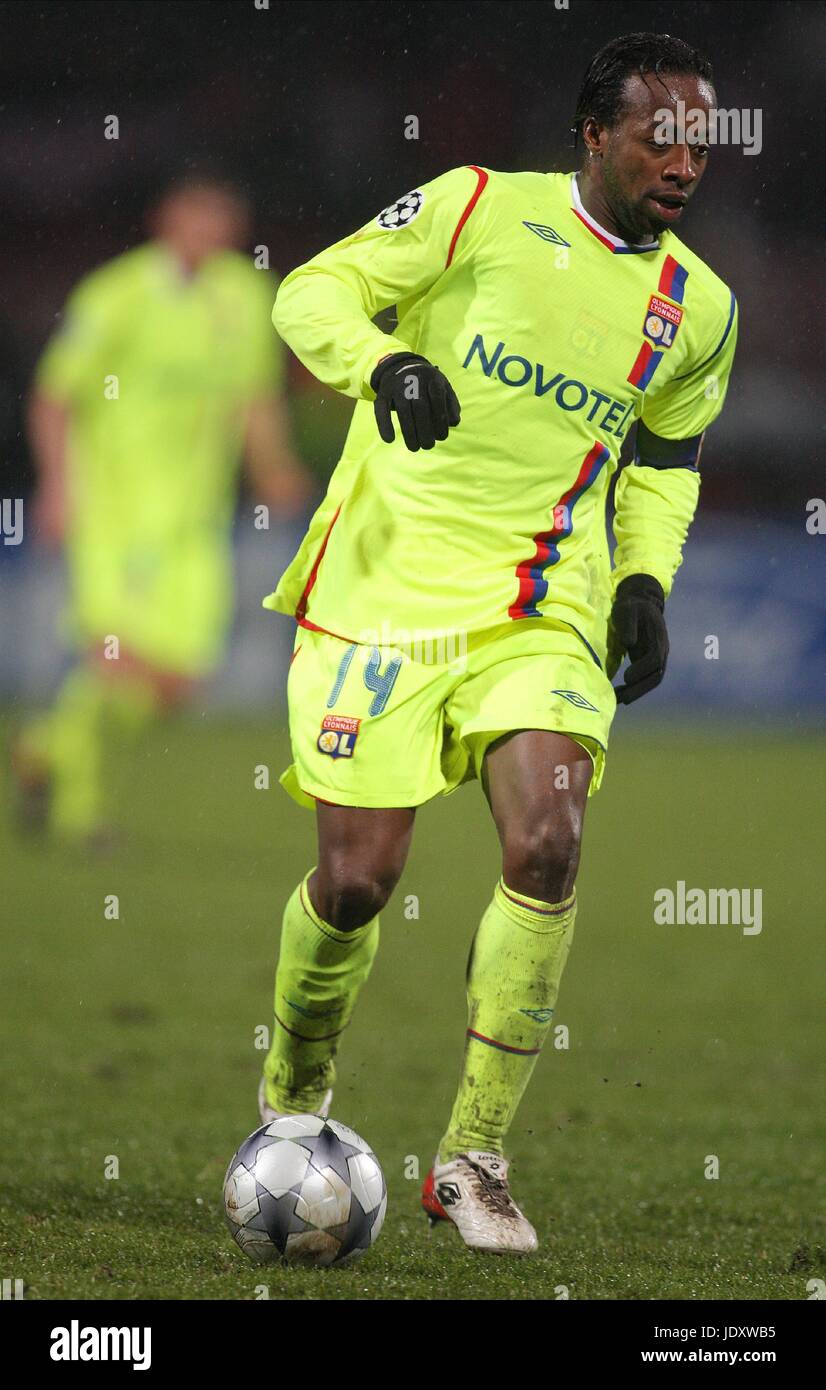 1,043 Olympique Lyonnais Sydney Govou Photos & High Res Pictures - Getty  Images