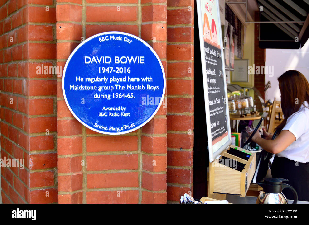 Maidstone, Kent, England. Blue plaque dedicated to David Bowie in the Royal Star Arcade, formerly the Royal Star Hotel. He played in the hotel .... Stock Photo
