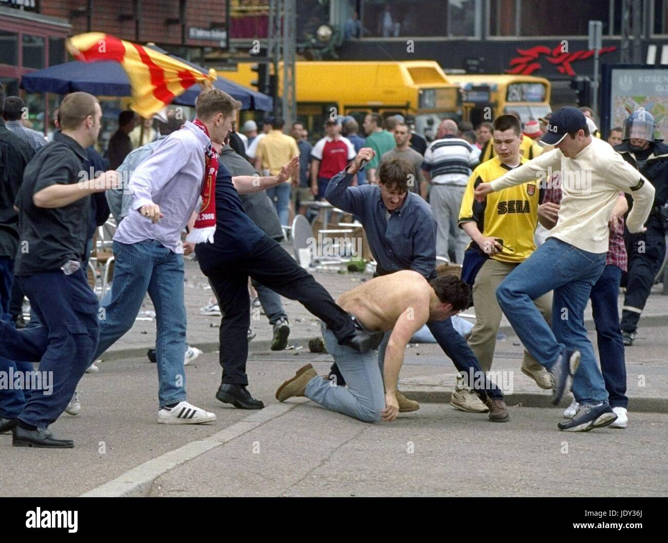GALATASARAY ARSENAL HOOLIGANS GALATASARAY V ARSENAL UEFA ...