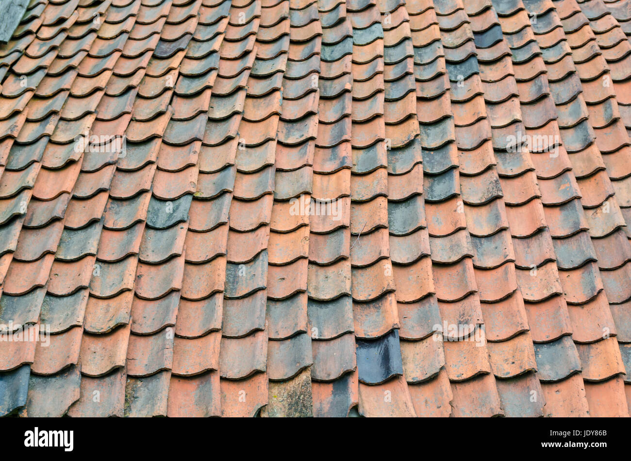 Altes renovierungsbedürftig Dach mit ebenso alten Dach Pfannen. Stock Photo