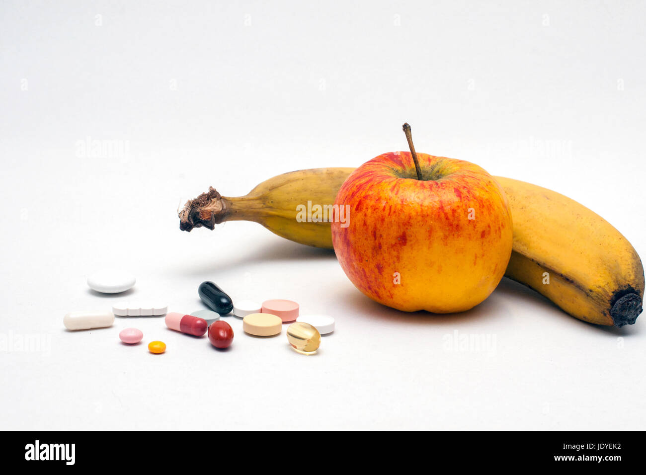 verschiedene bunte Tabletten, Apfel und Banane, isoliert Stock Photo