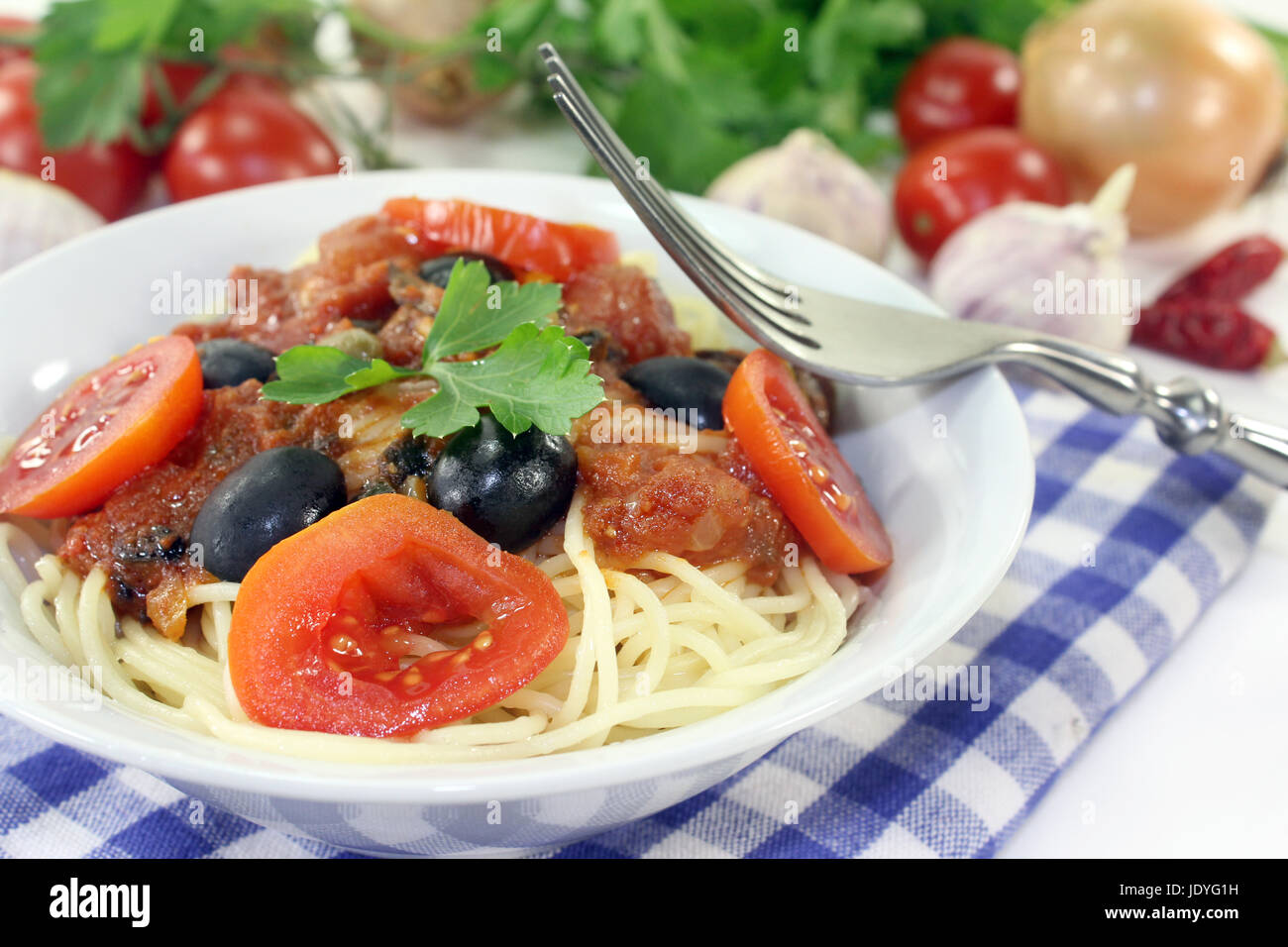 Capellini mit Tomaten, Sardellen, Kapern und Oliven Stock Photo - Alamy