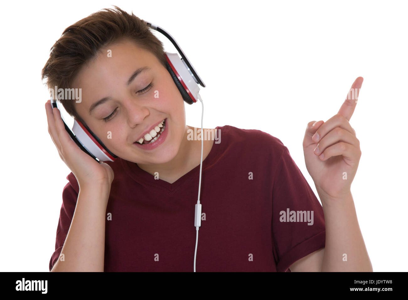 Teenager Junge mit Kopfhörer beim Musik hören, isoliert vor einem weissen Hintergrund Stock Photo