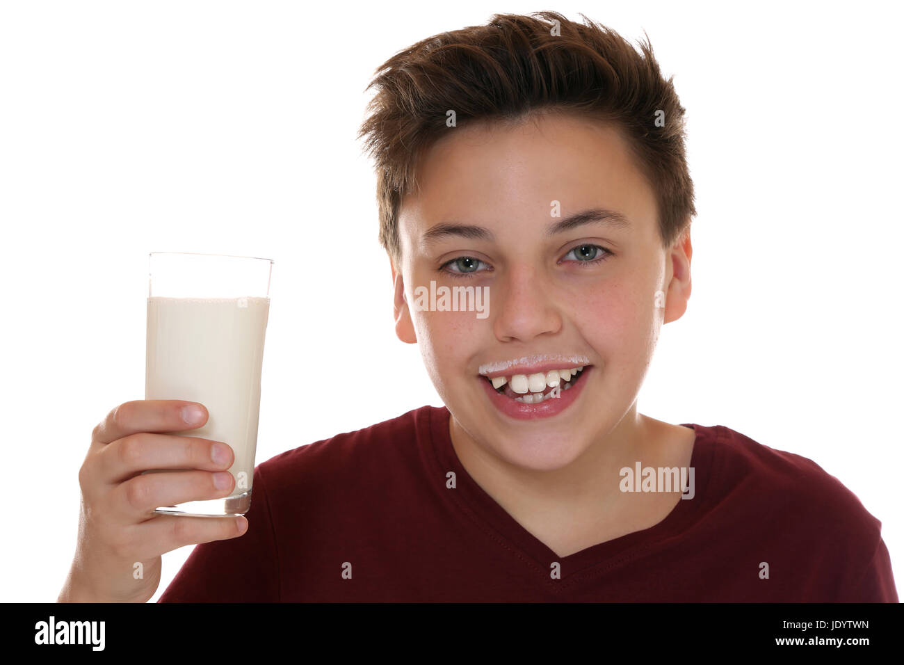 Gesunde Ernährung Kind beim Trinken von Milch mit Milchbart, isoliert vor einem weissen Hintergrund Stock Photo