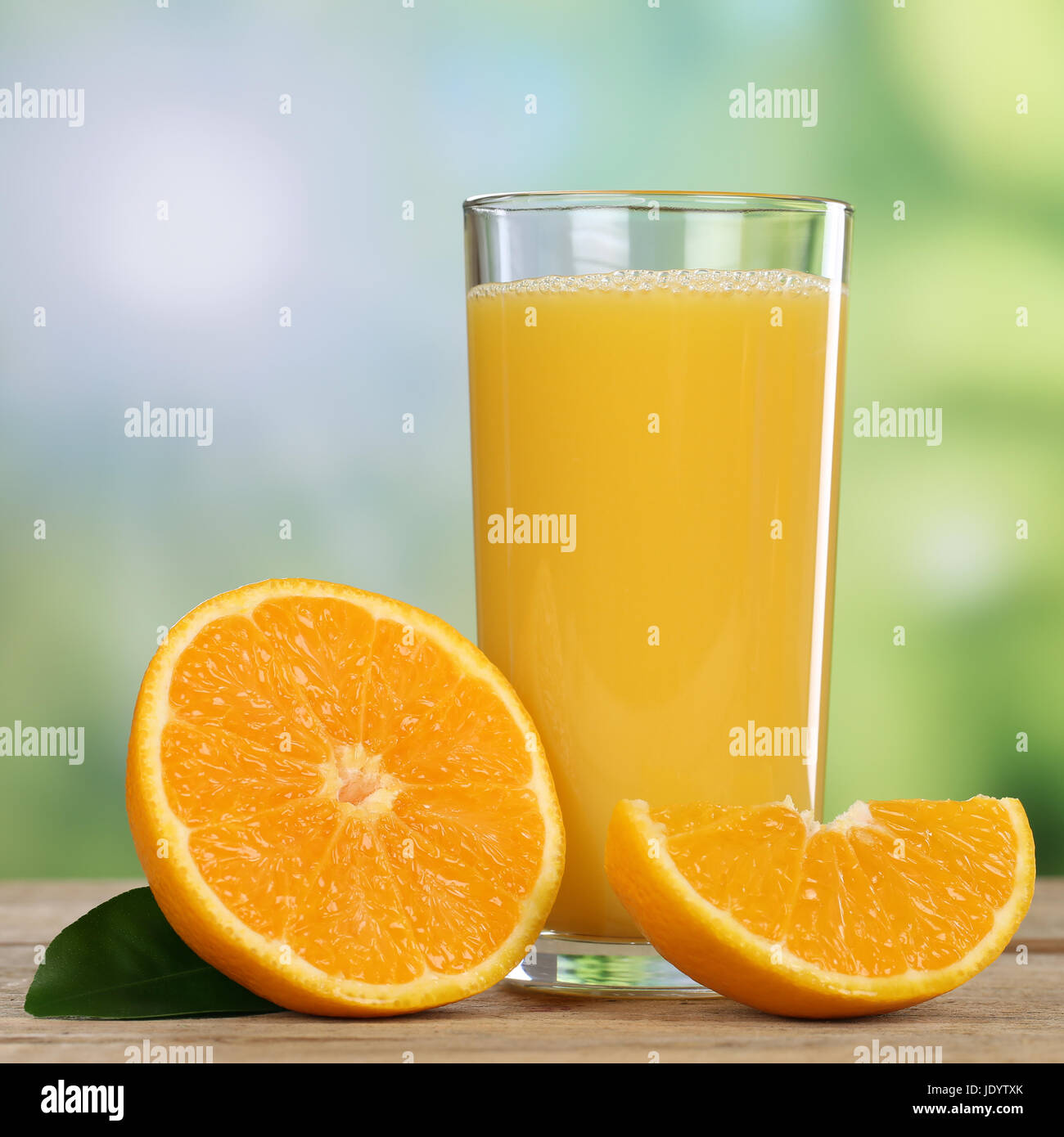 Sommer, Sonne, Orangen und frischer Orangensaft Stock Photo - Alamy