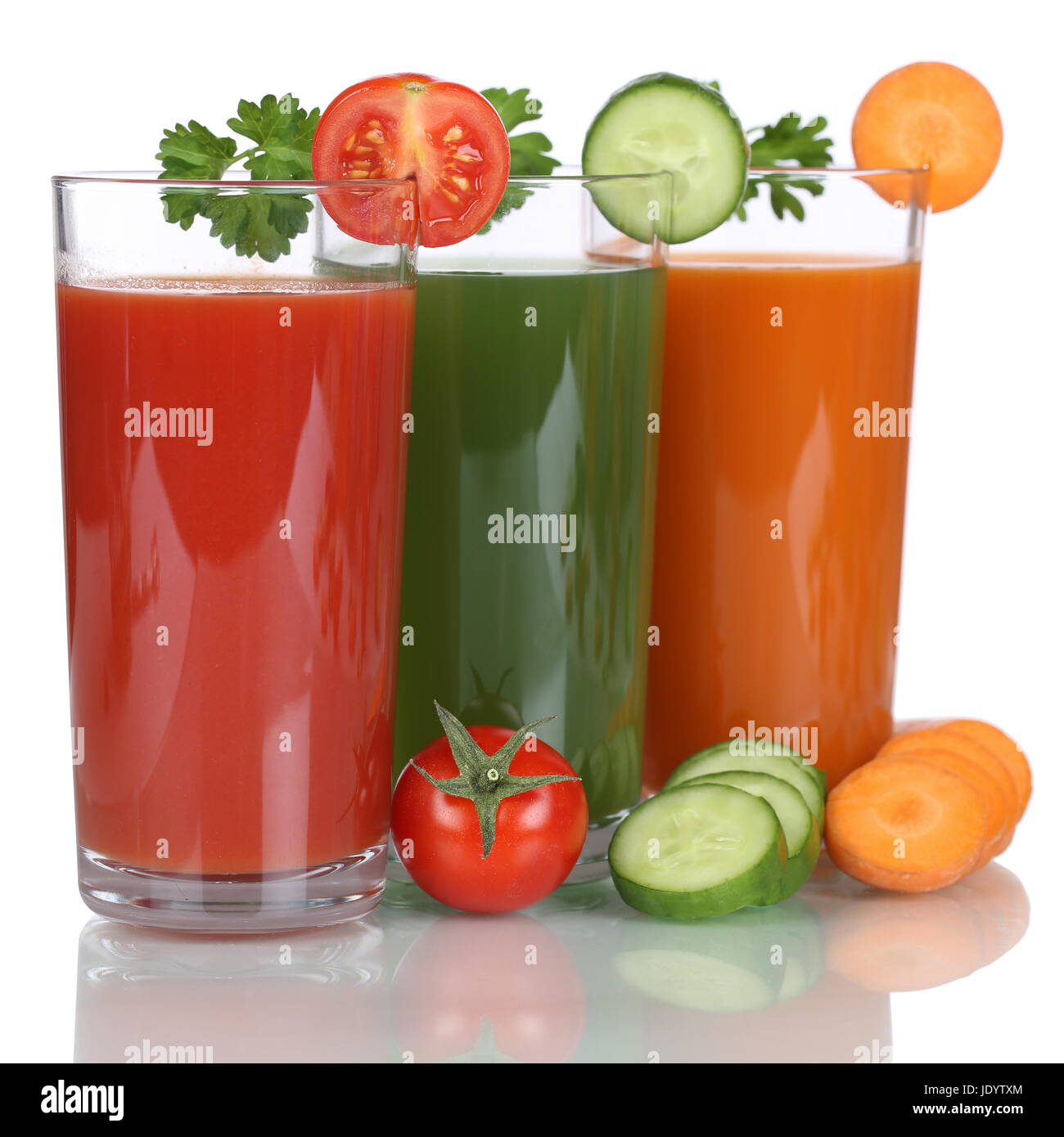 Gesunde vegetarische Ernährung Gemüsesaft aus Karotten, Tomaten und Gurke isoliert vor einem weissen Hintergrund Stock Photo
