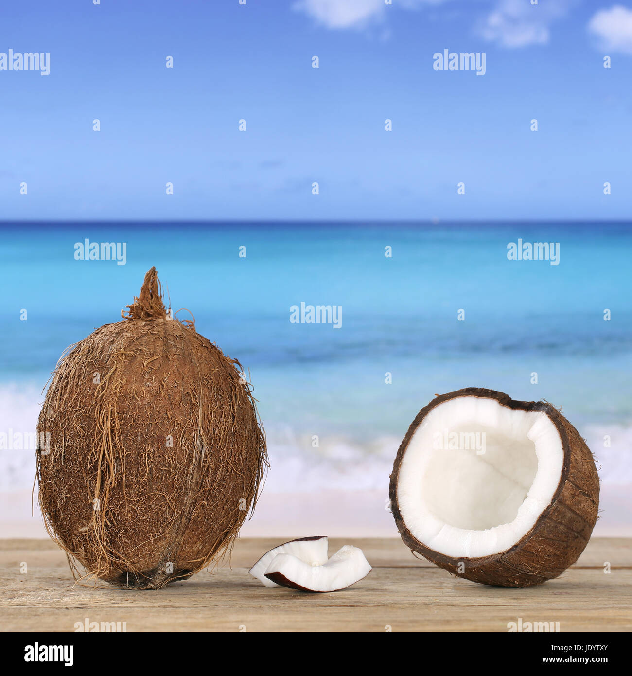 Frische Kokosnuss im Sommer am Meer und Strand Stock Photo